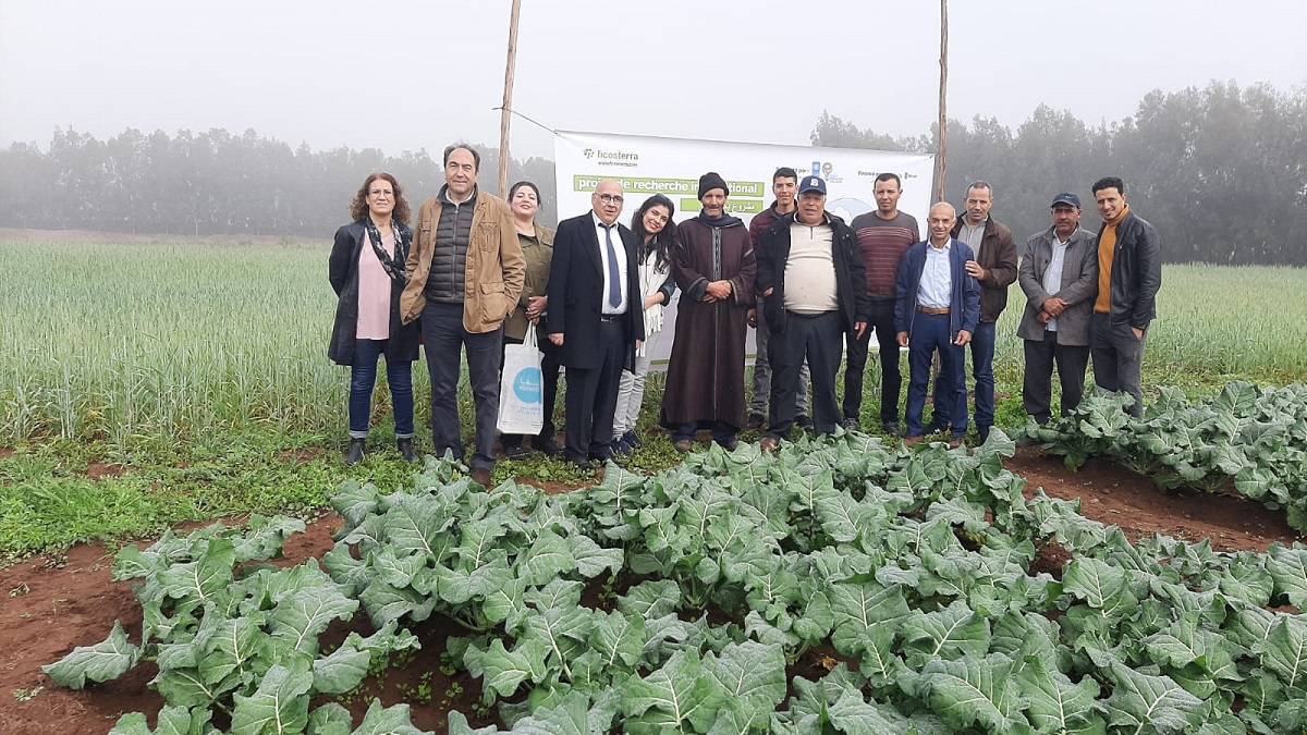 Ficosterra|Ficosterra|Cultivo del brócoli ficosterra|Foto1_ Equipo de trabajo en México. Presentación Resultados Nutrialgae|Foto4_Dos agricultores del equipo de trabajo de Marruecos posan con uno de los brócolis cultivados con productos F.